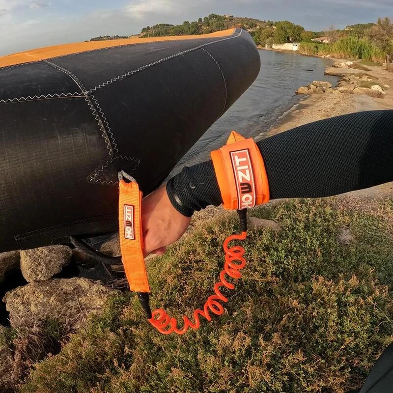 LEASH DE WINGFOIL HOWZIT COIL ORANGE POIGNET 4' 4 LEASH DE WINGFOIL HOWZIT COIL ORANGE POIGNET 4' – Image 2