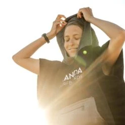 Poncho Noir Avec Poche Kangourou Zippée -Plongée Série Magasin poncho noir avec poche kangourou zippee 1